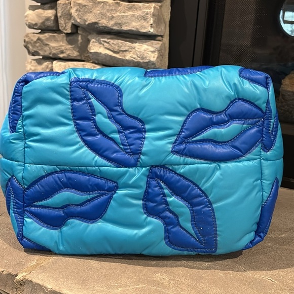 WILDFOX Lips Puffer Tote,zip top,2 handle,interior zip & 2 slash pocket,key hook - Picture 5 of 11